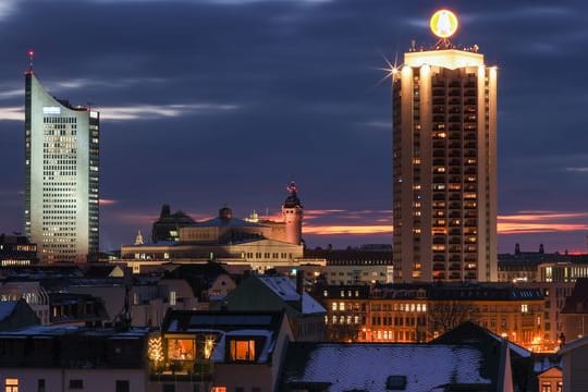 Die Innenstadt von Leipzig mit dem City-Hochhaus, Oper, Neuem Rathaus, Wintergartenhochhaus und Thomaskirche.