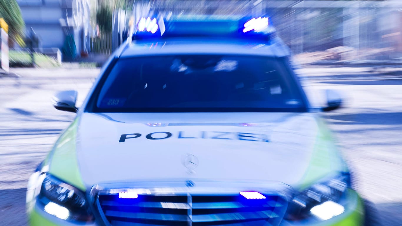 Ein Streifenwagen der Hamburger Polizei im Einsatz (Symbolbild): In Hamburg musste ein Raser mit Schüssen gestoppt werden.
