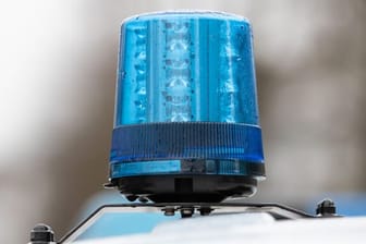 Das Blaulicht eines Polizei-Einsatzwagens.