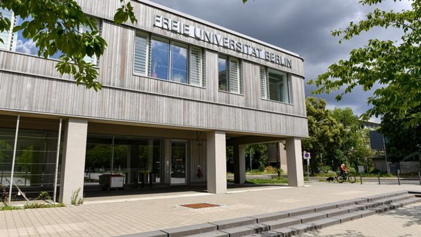 Das Universitätsgebäude "Holzlaube" der Freien Universität in der Fabeckstraße (Archivbild): Dort hat ein technischer Fehler zu einer Panne geführt.