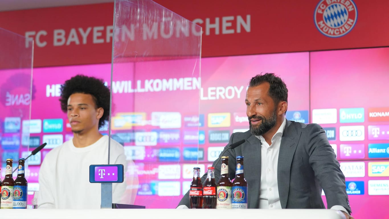 Leroy Sané (l.) und Hasan Salihamidzic: Die erste Pressekonferenz des neuen Bayern-Spielers.