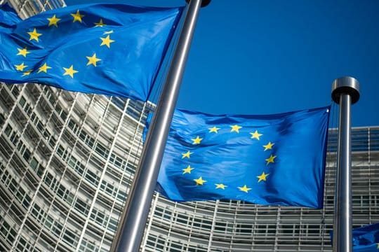 Flaggen der Europäischen Union wehen im Wind vor dem Berlaymont-Gebäude, dem Sitz der Europäischen Kommission.