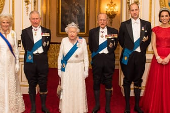 Camilla, Charles, die Queen, Philip, William und Kate im Jahr 2016: Die Royal Family zollt dem verstorbenen Herzog von Edinburgh mit einer stillen Geste Tribut.