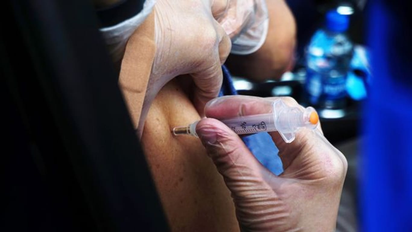 Eine Person erhält einen Covid-19-Impfstoff in einer regionalen Impfstelle im US-Bundesstaat Texas.