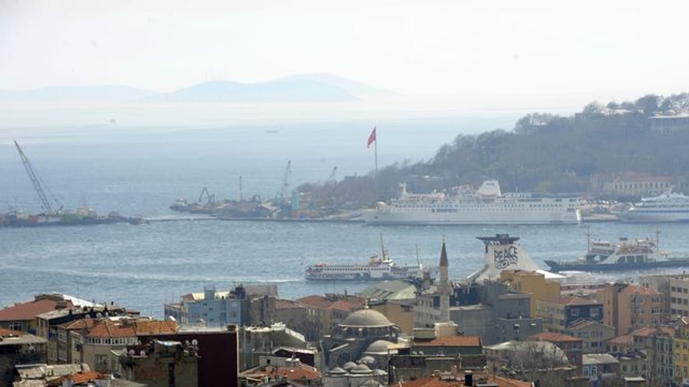 Blick über die Dächer von Istanbul auf den Bosporus(Archivfoto).