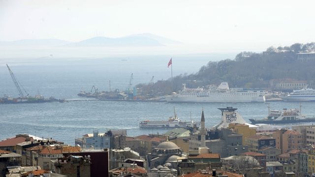 Blick über die Dächer von Istanbul auf den Bosporus(Archivfoto). Blick über die Dächer von Istanbul auf den Bosporus(Archivfoto).