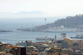 Blick über die Dächer von Istanbul auf den Bosporus(Archivfoto).