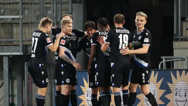 Bielefeld verlässt durch den Sieg gegen Freiburg vorerst die Abstiegsränge. Bielefeld verlässt durch den Sieg gegen Freiburg vorerst die Abstiegsränge.