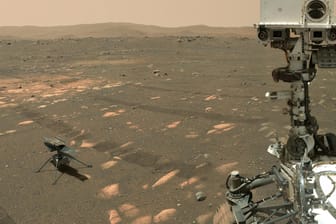 Der Mars-Rover Perseverance und sein kleiner Hubschrauber in einem Selfie (Archivbild).