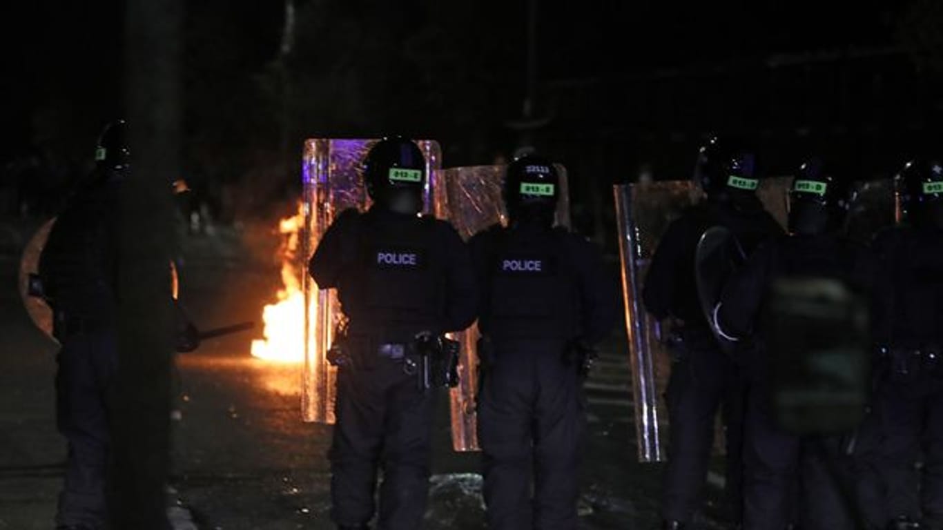 In Belfast hat es Auseinandersetzungen zwischen Polizisten und Randalierern gegeben.