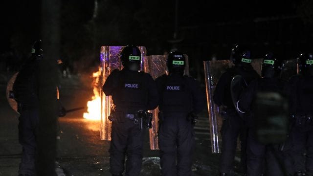 In Belfast hat es Auseinandersetzungen zwischen Polizisten und Randalierern gegeben. In Belfast hat es Auseinandersetzungen zwischen Polizisten und Randalierern gegeben.