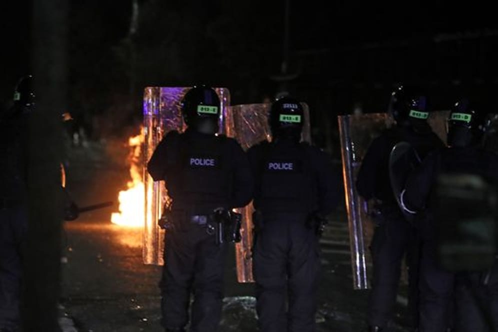 In Belfast hat es Auseinandersetzungen zwischen Polizisten und Randalierern gegeben.
