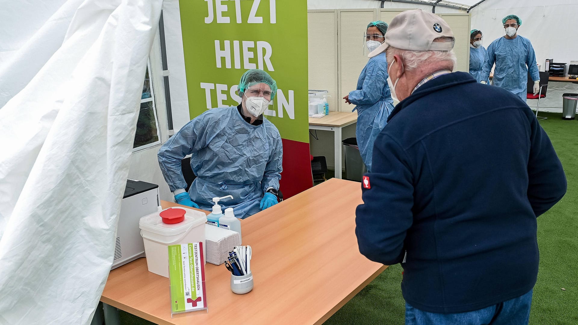 Ein Mann informiert sich im Testzentrum in Obertshausen (Archivbild). Das RKI kann noch keine Entwarnung bei den Infektionszahlen geben.