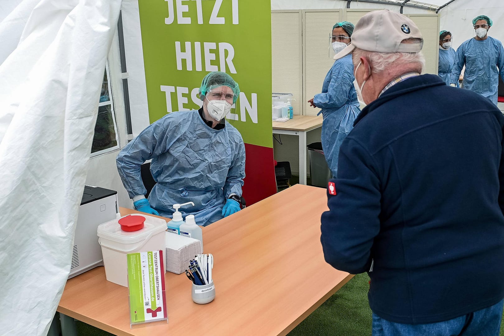 Ein Mann informiert sich im Testzentrum in Obertshausen (Archivbild). Das RKI kann noch keine Entwarnung bei den Infektionszahlen geben.