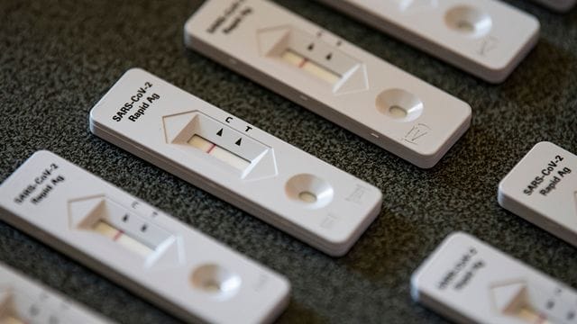 Corona-Schnelltests können dafür sorgen, Infektionen schneller zu erkennen. Corona-Schnelltests können dafür sorgen, Infektionen schneller zu erkennen.