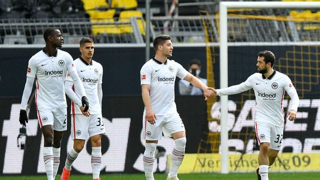 Amin Younes (r) hat in Frankfurt einen bemerkenswerten Aufstieg hinter sich. Amin Younes (r) hat in Frankfurt einen bemerkenswerten Aufstieg hinter sich.