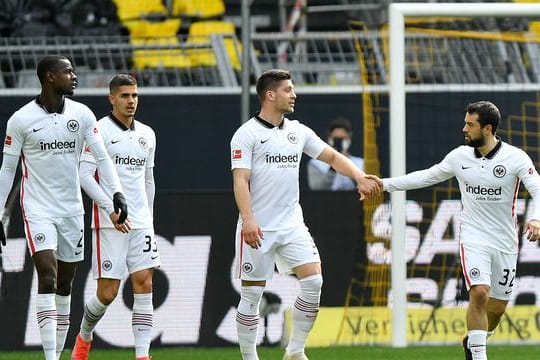 Amin Younes (r) hat in Frankfurt einen bemerkenswerten Aufstieg hinter sich.