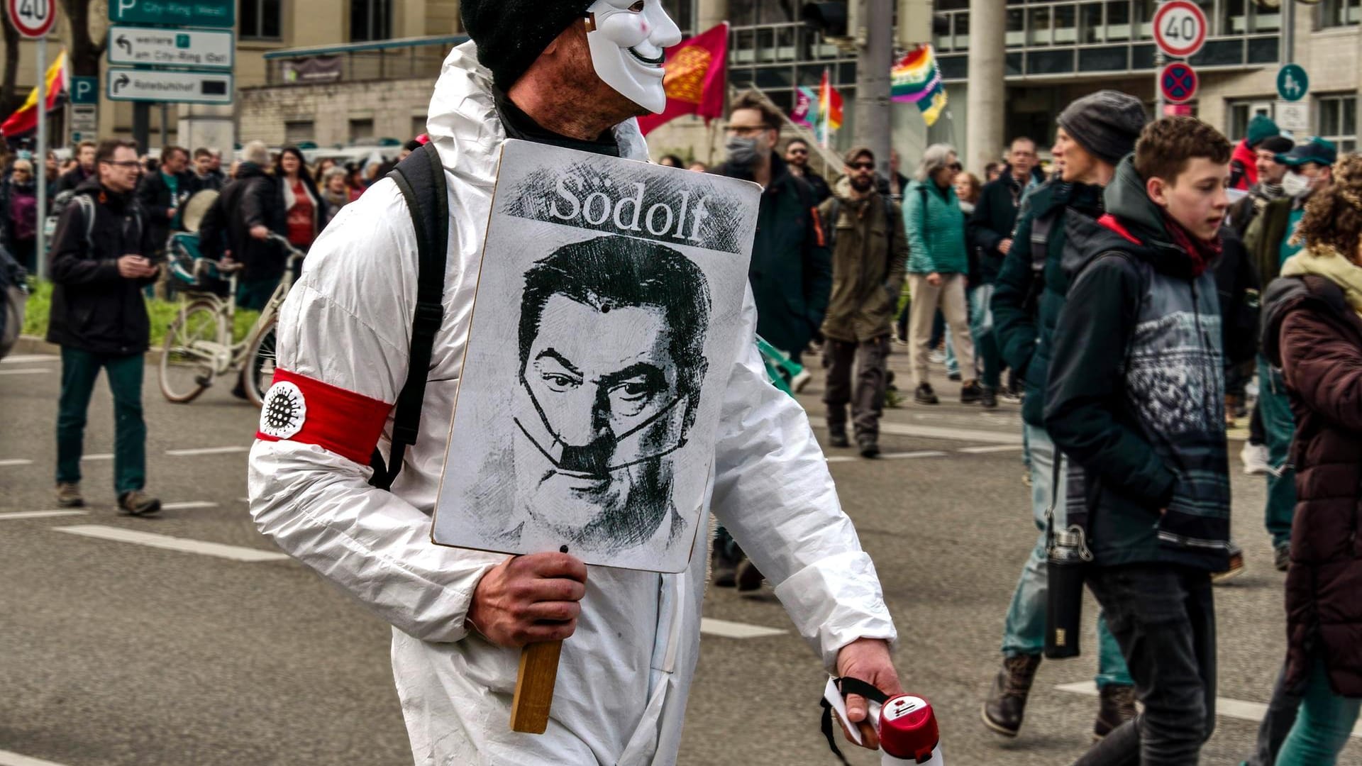 Querdenker-Demonstration in Stuttgart: Ist der Begriff "Covidioten" ein Ausdruck der Verachtung?