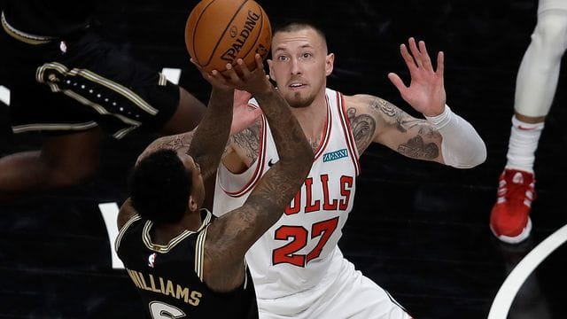 Hatte mit den Chicago Bulls gegen Lou Williams und die Atlanta Hawks das Nachsehen: Daniel Theis (r). Hatte mit den Chicago Bulls gegen Lou Williams und die Atlanta Hawks das Nachsehen: Daniel Theis (r).