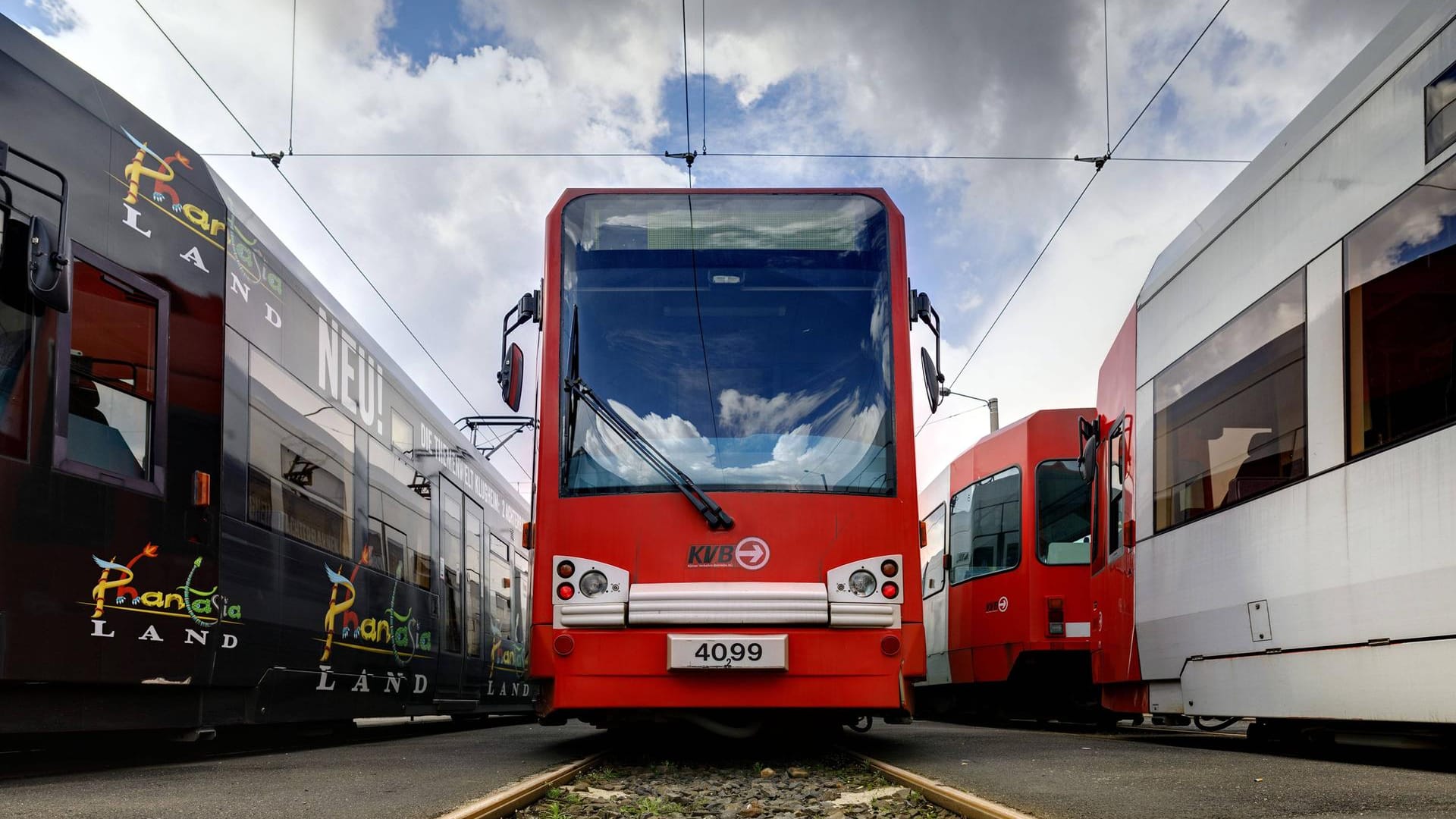 KVB-Bahnen an der KVB-Zentrale (Symbolbild): In Mülheim kam es zu einem Unfall mit zwei Straßenbahnen.