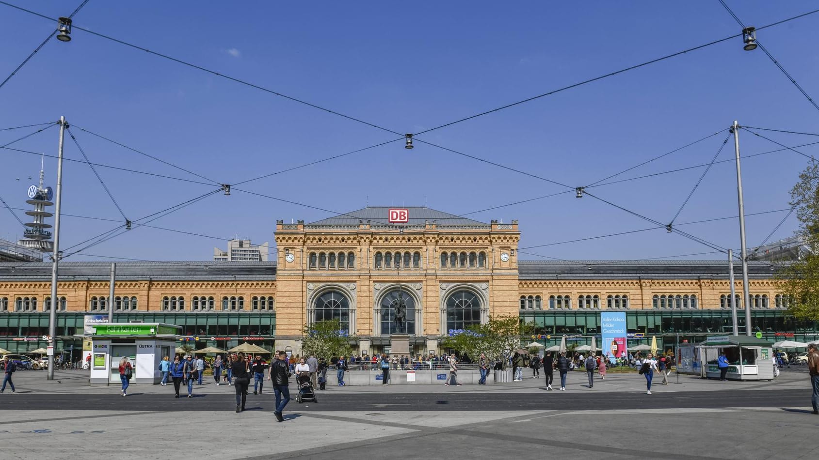 Hannovers Hauptbahnhof am Ernst-August-Platz: Die stillgelegten Stadtbahngleise sollen weg. Hannovers Hauptbahnhof am Ernst-August-Platz: Die stillgelegten Stadtbahngleise sollen weg.