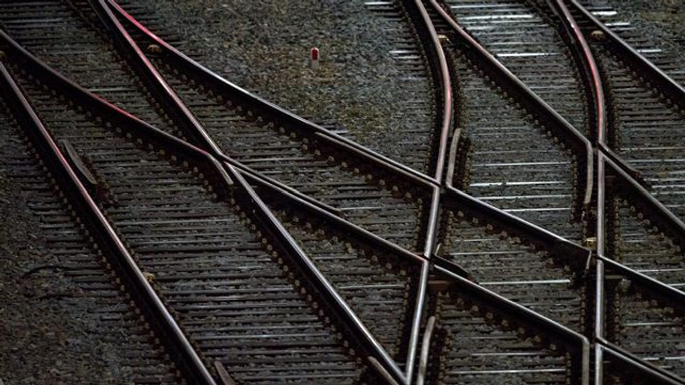 Gleise an einem Bahnhof (Symbolbild): Die Strecke zwischen Essen und Gelsenkirchen wird für fünf Wochen gesperrt.
