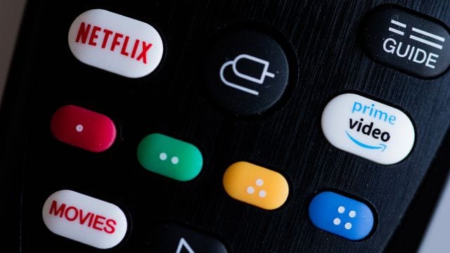 Amazon Prime Video und Netflix auf einer Fernbedienung.