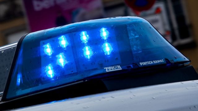 Polizeiauto mit Blaulicht (Symbolbild): In Leipzig konnte eine mutmaßliche Einbrecherin von Bewohnern aufgehalten werden.