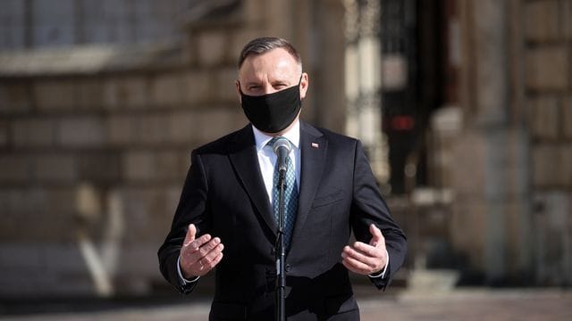Der polnische Präsident Andrzej Duda gedachte der Opfer mit einem Besuch der Wawel-Kathedrale. Der polnische Präsident Andrzej Duda gedachte der Opfer mit einem Besuch der Wawel-Kathedrale.
