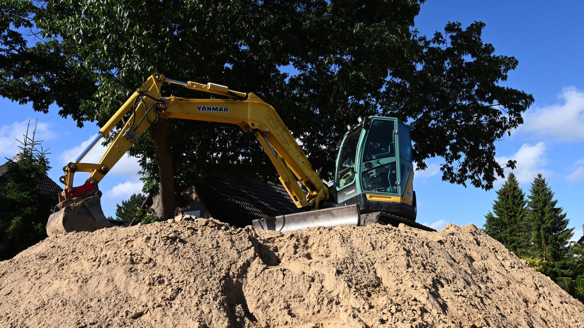 Kleiner Bagger auf einem Erdhaufen (Symbolbild): In Nordrhein-Westfalen ist ein Kleinkind von einem Kleinbagger überfahren worden. Kleiner Bagger auf einem Erdhaufen (Symbolbild): In Nordrhein-Westfalen ist ein Kleinkind von einem Kleinbagger überfahren worden.