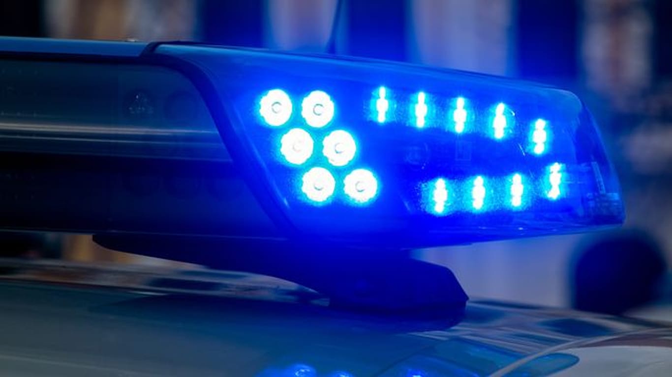 Ein Blaulicht der Polizei leuchtet auf: Ein Radfahrer rammte einen Polizisten.