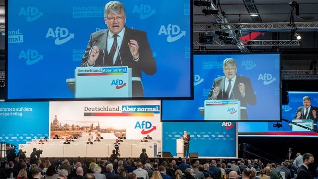 Jörg Meuthen spricht in der Dresdener Messehalle beim Bundesparteitag der AfD zu den Delegierten. Jörg Meuthen spricht in der Dresdener Messehalle beim Bundesparteitag der AfD zu den Delegierten.