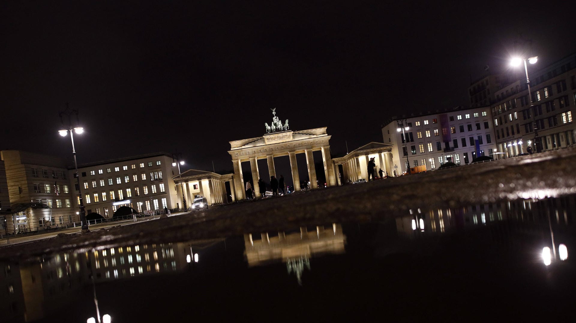 Das Brandenburger Tor bei Nacht: Eine Frau ist unerlaubterweise auf den Pariser Platz gefahren, was einen Polizeieinsatz zur Folge hatte.