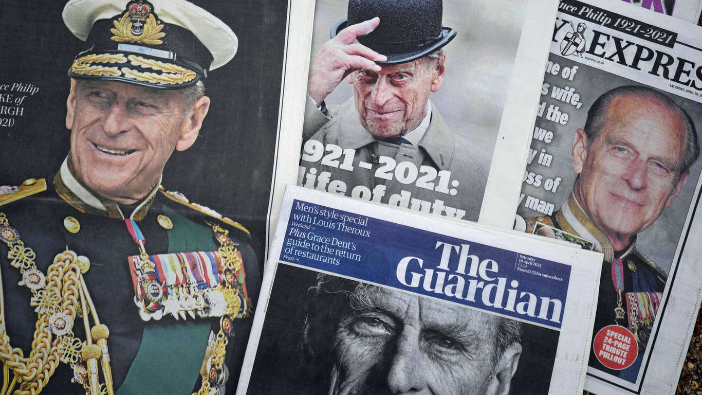 Großbritannien, London: Zeitungen zeigen den britischen Prinz Philip, Herzog von Edinburgh, auf ihren Titelseiten.
