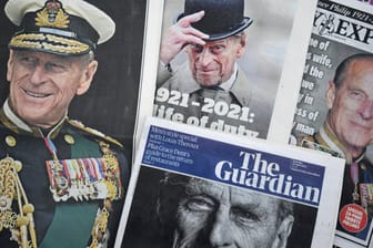 Großbritannien, London: Zeitungen zeigen den britischen Prinz Philip, Herzog von Edinburgh, auf ihren Titelseiten.