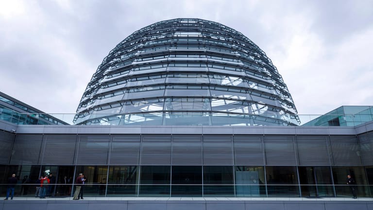 Die gläserne Reichstagskuppel auf dem Reichstag: Dutzende Abgeordnete wurden Opfer des Facebook-Hacks
