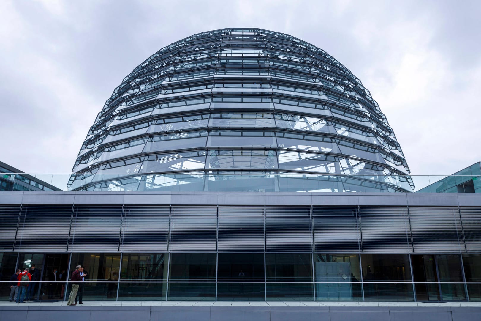 Die gläserne Reichstagskuppel auf dem Reichstag: Dutzende Abgeordnete wurden Opfer des Facebook-Hacks