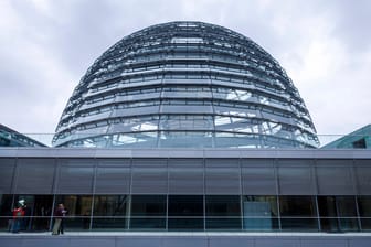 Die gläserne Reichstagskuppel auf dem Reichstag: Dutzende Abgeordnete wurden Opfer des Facebook-Hacks