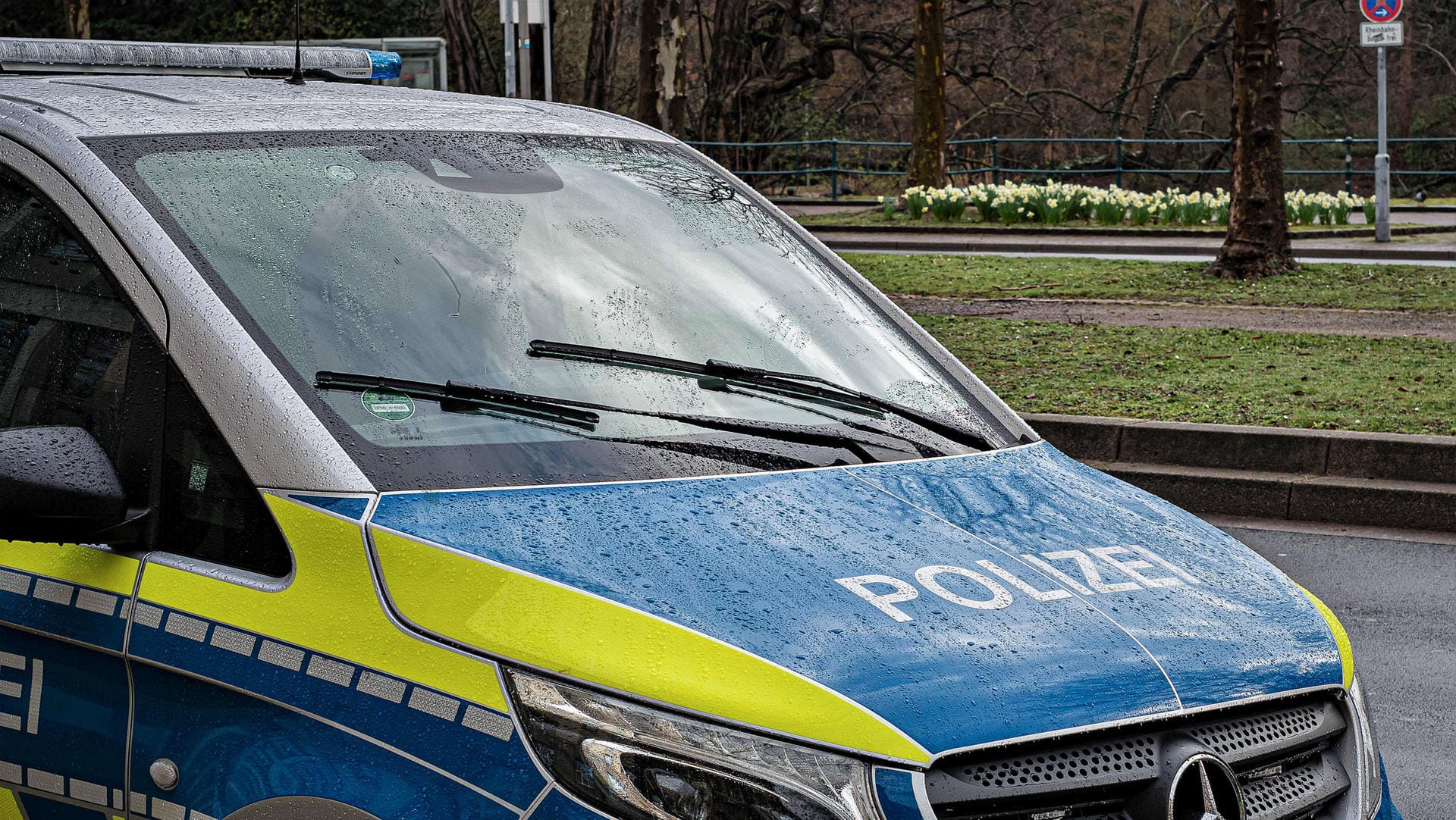 Ein Einsatzfahrzeug der Polizei (Symbolbild): Die Mordkommission ermittelt nach Schüssen auf ein Kind. Ein Einsatzfahrzeug der Polizei (Symbolbild): Die Mordkommission ermittelt nach Schüssen auf ein Kind.