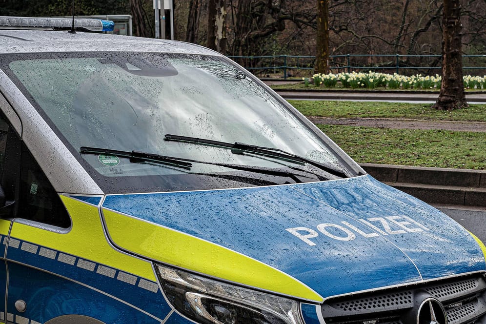 Ein Einsatzfahrzeug der Polizei (Symbolbild): Die Mordkommission ermittelt nach Schüssen auf ein Kind.