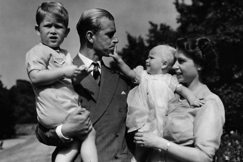 Die royale Familie 1951: Elizabeth, Philip, Charles und Anne in der Residenz Clarence House in London.