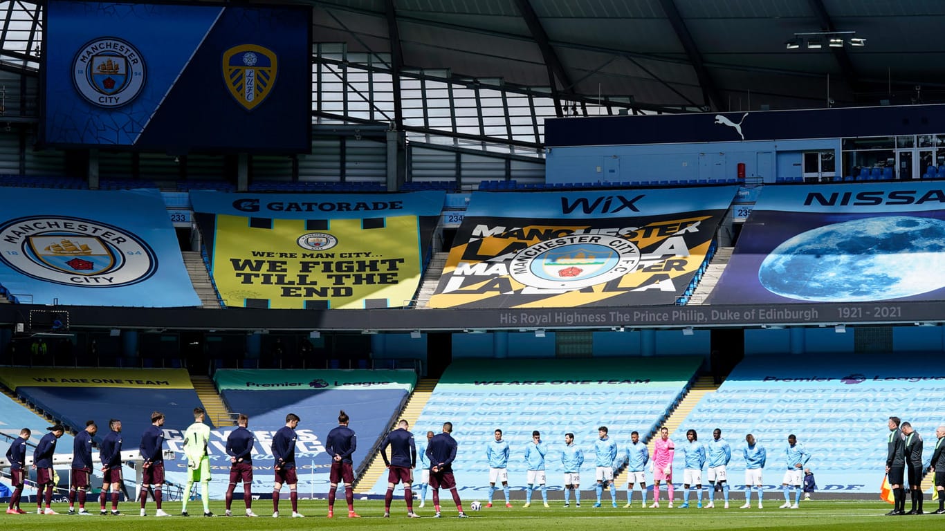 Vor dem Spiel Manchester City gegen Leeds United: Die Mannschaften halten zwei Schweigeminuten wegen des Todes von Prinz Philip.