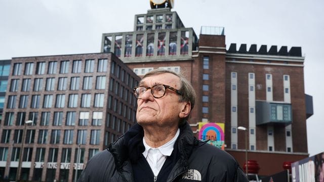 Adolf Winkelmann vor dem Dortmunder U-Turm.