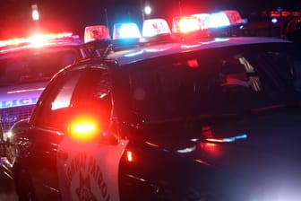 Polizeiwagen mit Blaulicht aus den USA (Symbolbild): Ein Baby ist in Texas von seinem Bruder erschossen worden.
