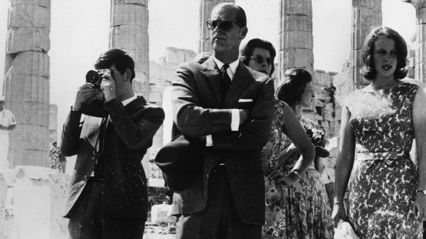 Royaler Familienausflug, 1964: Prinz Charles schießt mit einer Kamera ein Foto an der Akropolis, Prinz Philip steht in der Mitte und seine Tochter Prinzessin Anne rechts neben ihm.