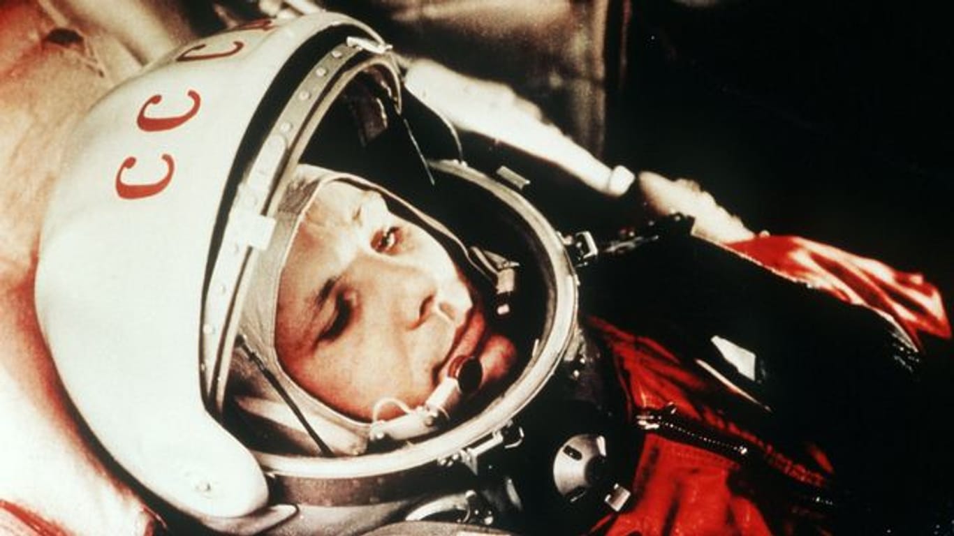 Der Kosmonaut Juri Gagarin kurz vor dem Start zum ersten bemannten Weltraumflug.