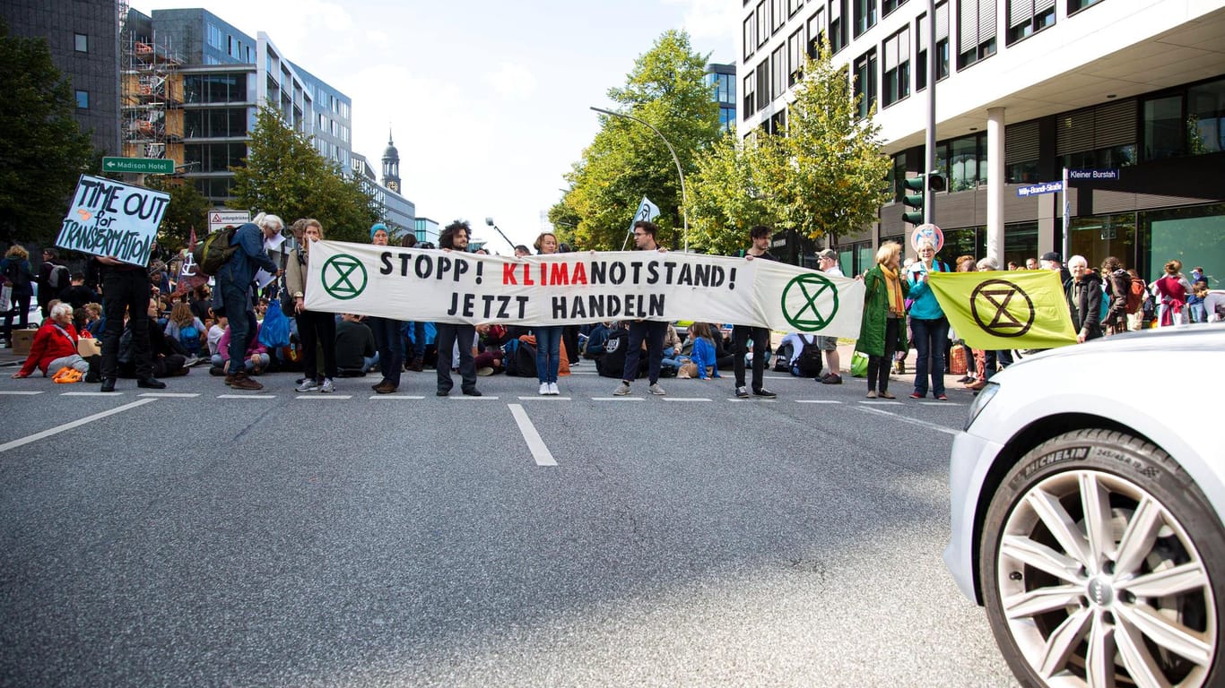 Klimaaktivisten blockieren im Jahr 2019 die Willy-Brandt-Straße: Jetzt ist der Autoverkehr erneut lahmgelegt worden.