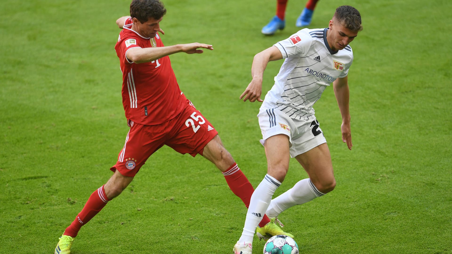 Thomas Müller (l.) im Zweikampf mit Unions Grischa Prömel.