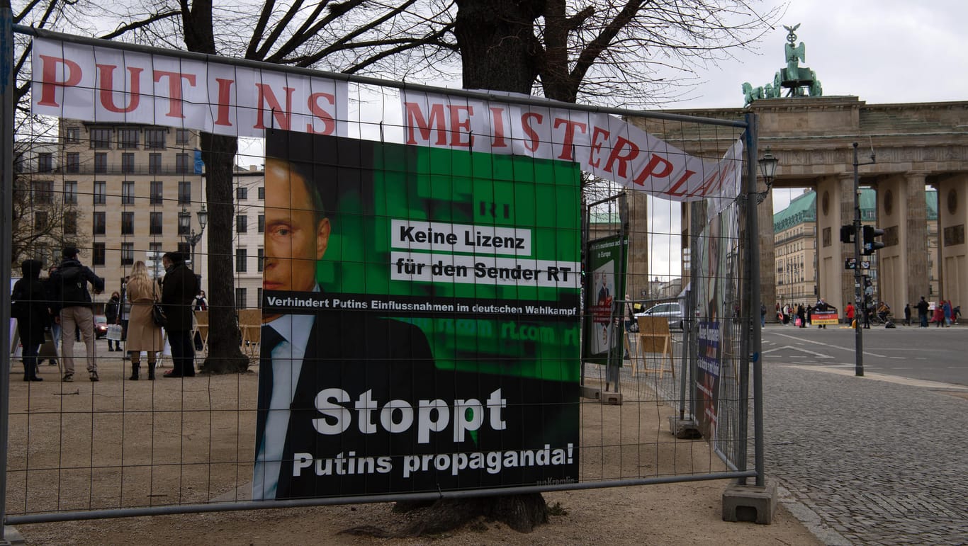 Am Brandenburger Tor sind Plakate aufgestellt (Symbolbild): Aktivisten protestieren im "Demokratie Camp" für die Freilassung Nawalnys.