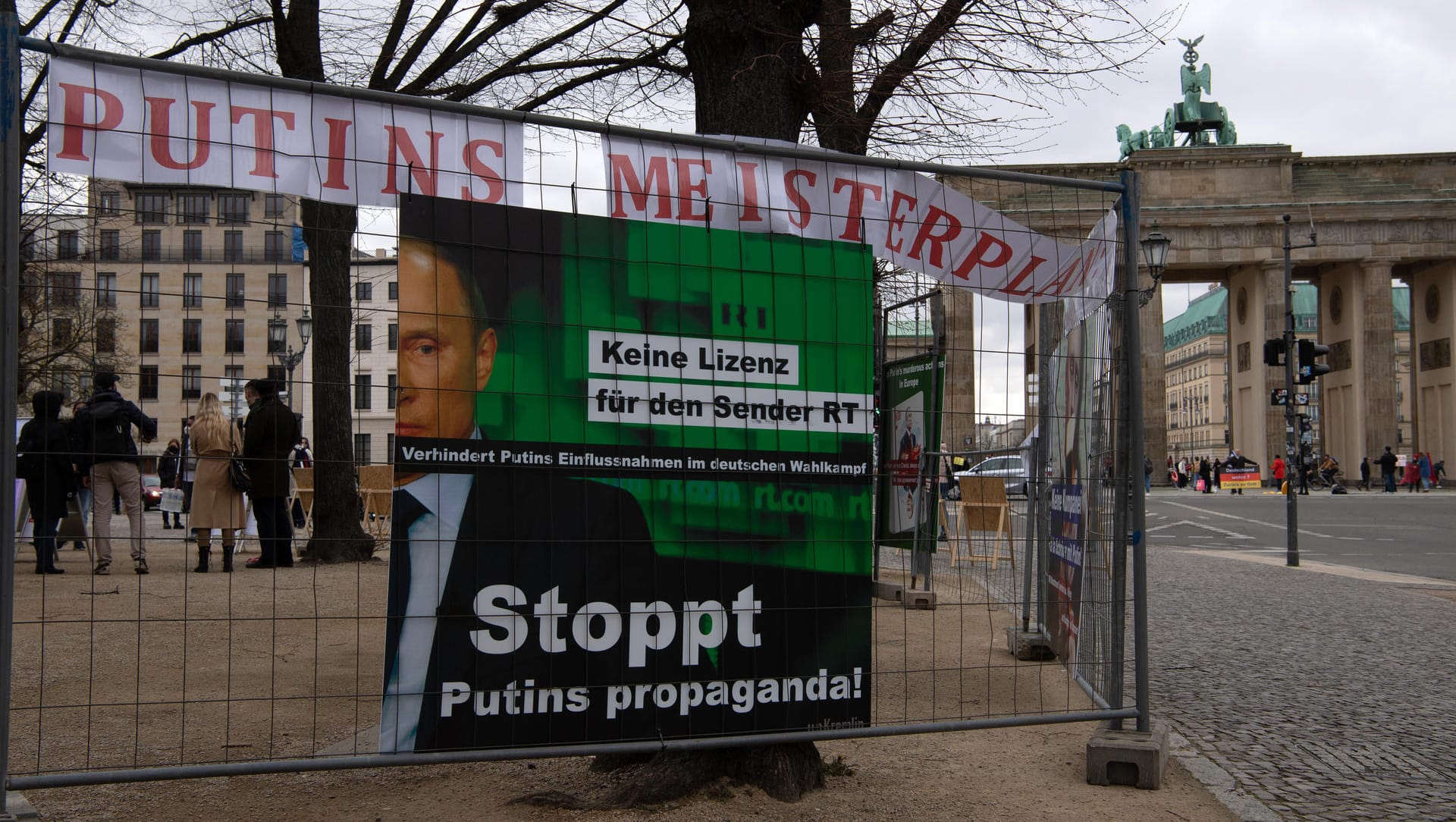 Am Brandenburger Tor sind Plakate aufgestellt (Symbolbild): Aktivisten protestieren im "Demokratie Camp" für die Freilassung Nawalnys. Am Brandenburger Tor sind Plakate aufgestellt (Symbolbild): Aktivisten protestieren im "Demokratie Camp" für die Freilassung Nawalnys.